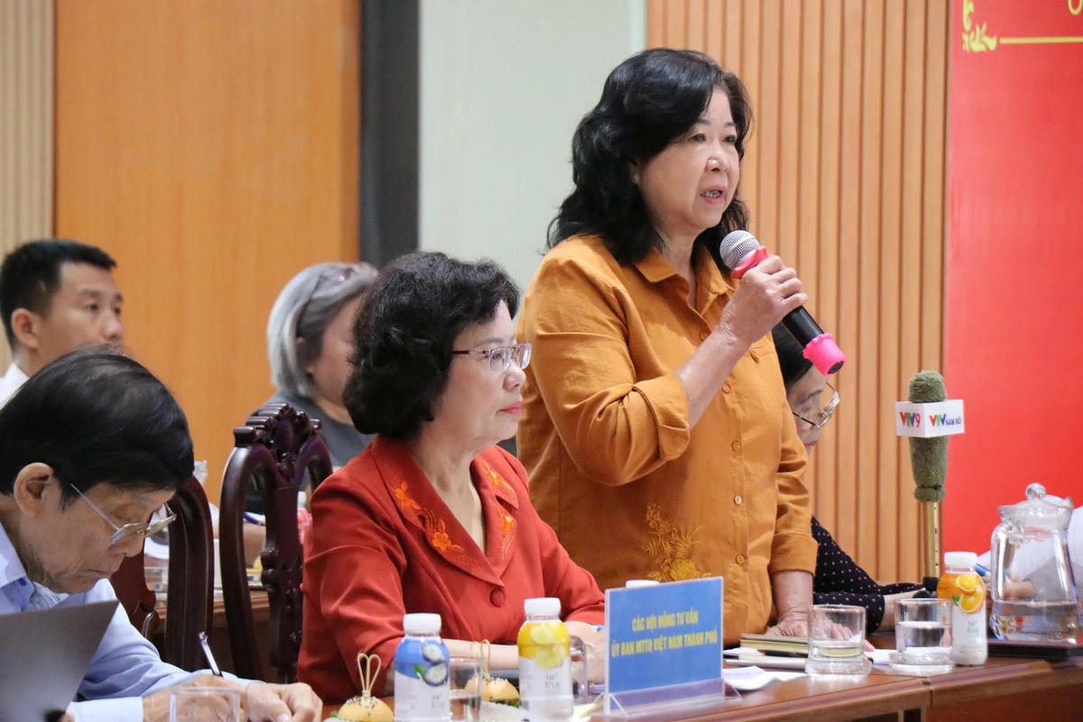 Bà Nguyễn Thị Bích Ngọc - Chủ tịch Hội Bảo trợ người khuyết tật và trẻ mồ côi TP Hồ Chí Minh đóng góp ý kiến cho dự thảo. Ảnh: TL.