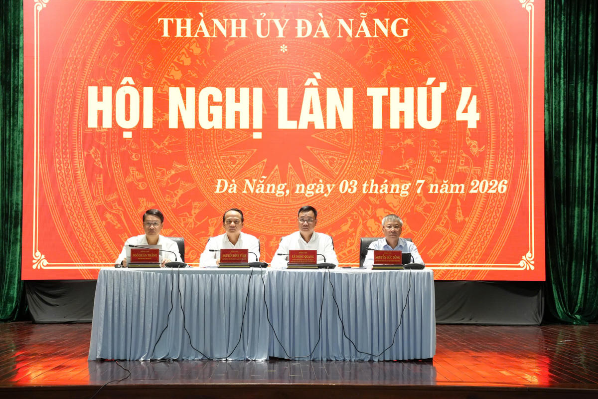 Các lãnh đạo TP Đà Nẵng chủ trì hội nghị lần thứ 4. Ảnh: NT.