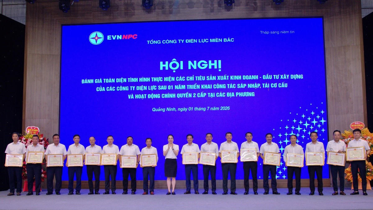 Lãnh đạo EVNNPC trao Bằng khen cho các tập thể có thành tích xuất sắc tại Hội nghị đánh giá toàn diện sau 01 năm triển khai công tác sáp nhập, tái cơ cấu và hoạt động chính quyền 2 cấp tại các địa phương