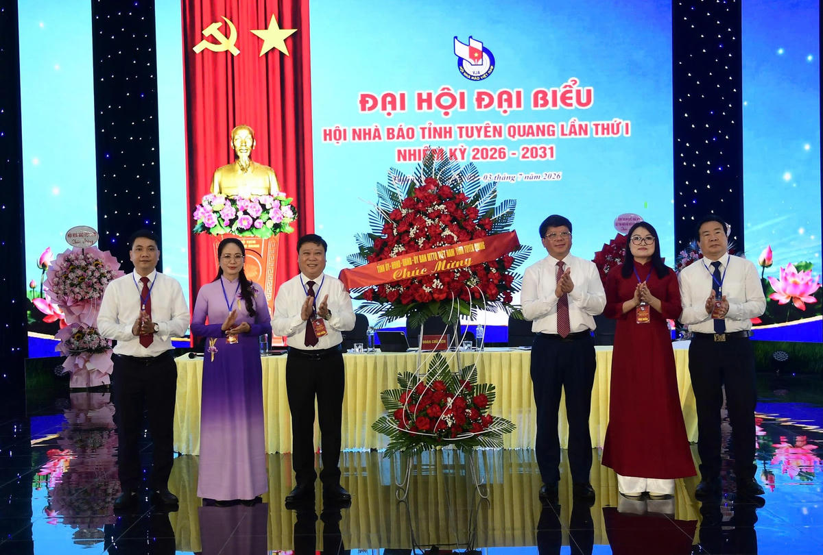 Ông Hà Trung Kiên, Ủy viên Ban Thường vụ Tỉnh ủy, Phó Chủ tịch Thường trực Ủy ban MTTQ Việt Nam tỉnh Tuyên Quang, thay mặt lãnh đạo tỉnh Tuyên Quang tặng hoa chúc mừng Đại hội.