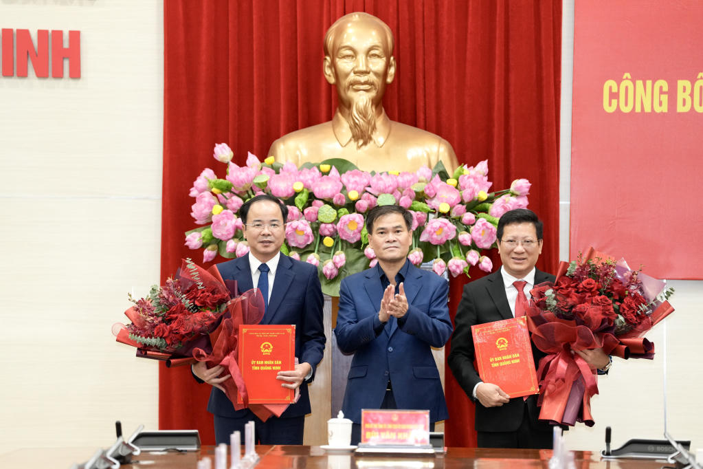Chủ tịch UBND tỉnh Quảng Ninh Bùi Văn Khắng trao Quyết định cho ông Nguyễn Việt Dũng, Giám đốc Sở Giáo dục và Đào tạo và ông Lê Ngọc Thanh, Giám đốc Sở Văn hóa, Thể thao và Du lịch. Ảnh: QMG
