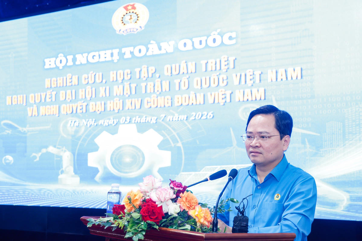 Ông Nguyễn Anh Tuấn, Ủy viên Trung ương Đảng, Phó Chủ tịch Ủy ban Trung ương MTTQ Việt Nam, Bí thư Đảng ủy, Chủ tịch Tổng LĐLĐ Việt Nam phát biểu tại hội nghị. Ảnh: Quang Vinh