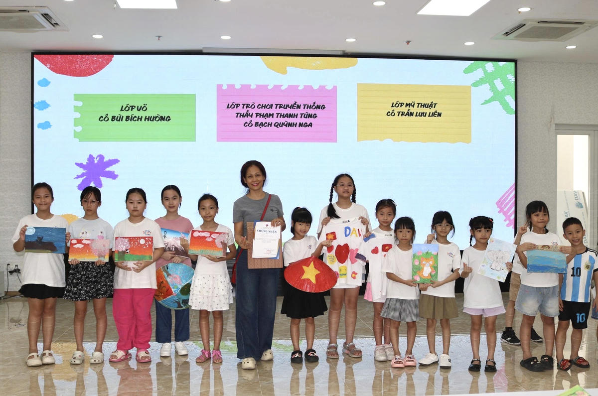 Ban Tổ chức trao giấy chứng nhận tham gia trại hè cho các em nhỏ.