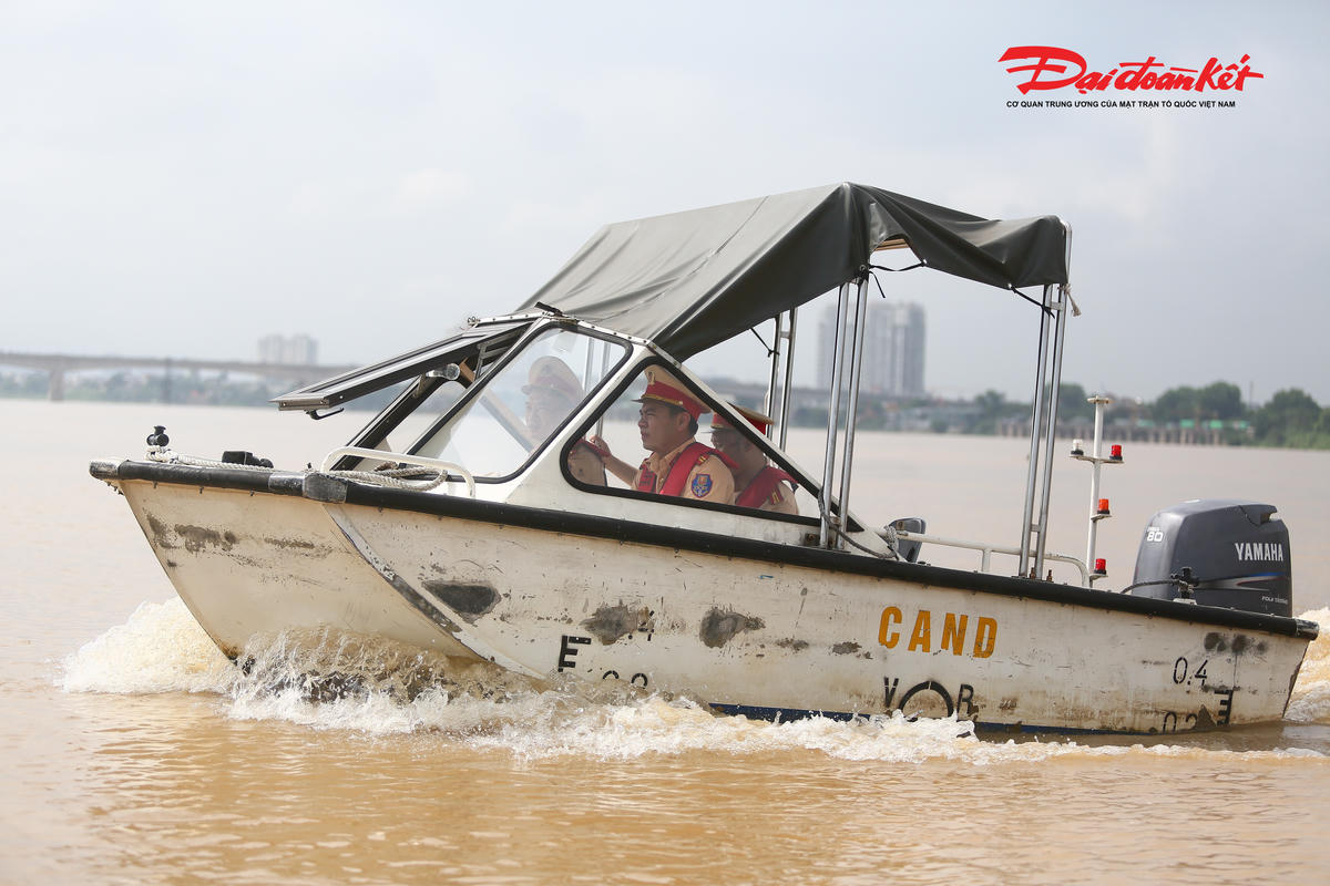 Thiếu tá Tô Hoàng Sơn, cán bộ Đội Cảnh sát đường thủy số 2 cho biết, hằng ngày đơn vị đều bố trí các tổ tuần tra, kiểm soát trên tuyến để giám sát việc chấp hành các quy định về an toàn tại các công trình vượt sông.