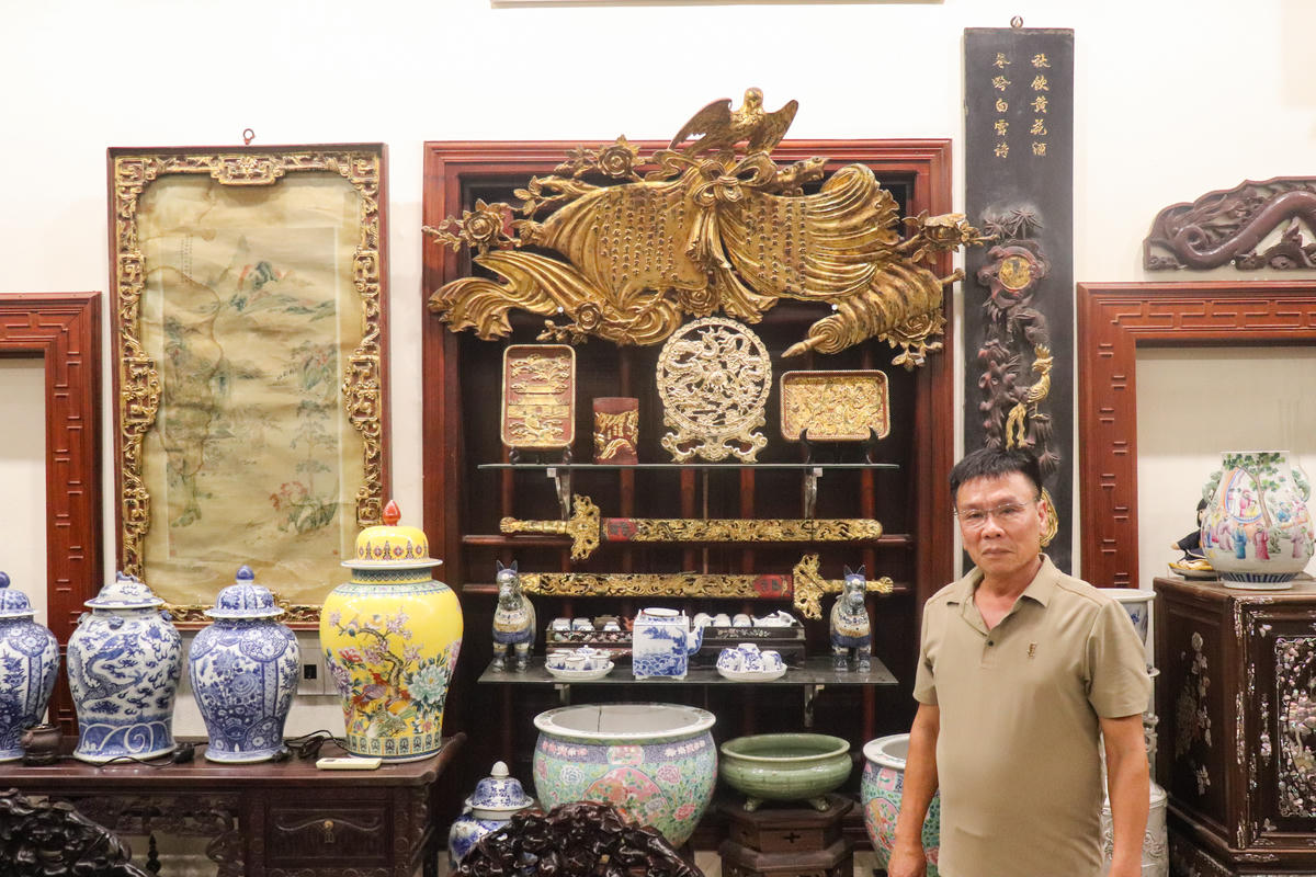 Ông Cường bên bức trâm thư triều Nguyễn. Ảnh: Đình Minh