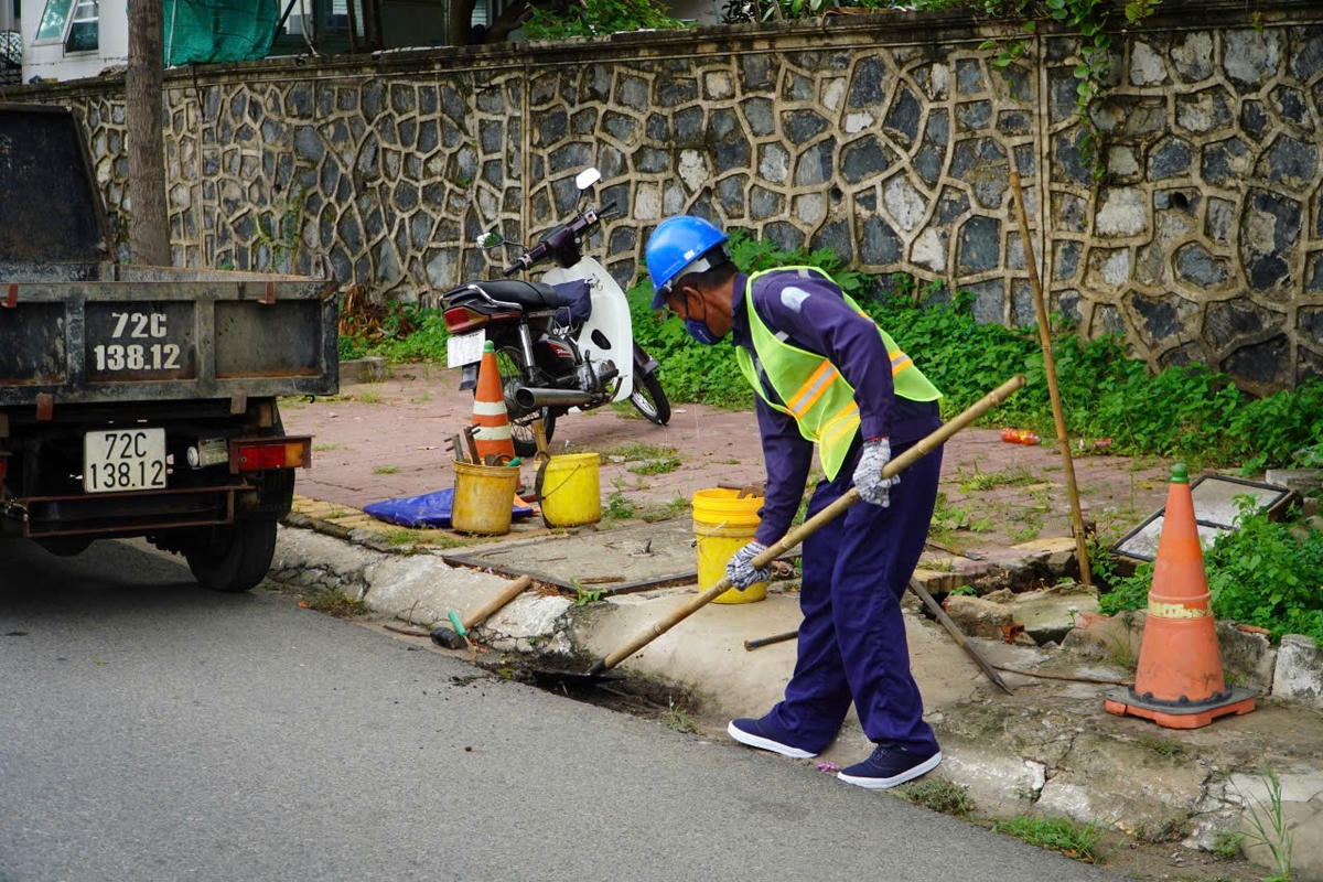 Các công nhân bắt đầu triển khai nạo vét. Ảnh: MC