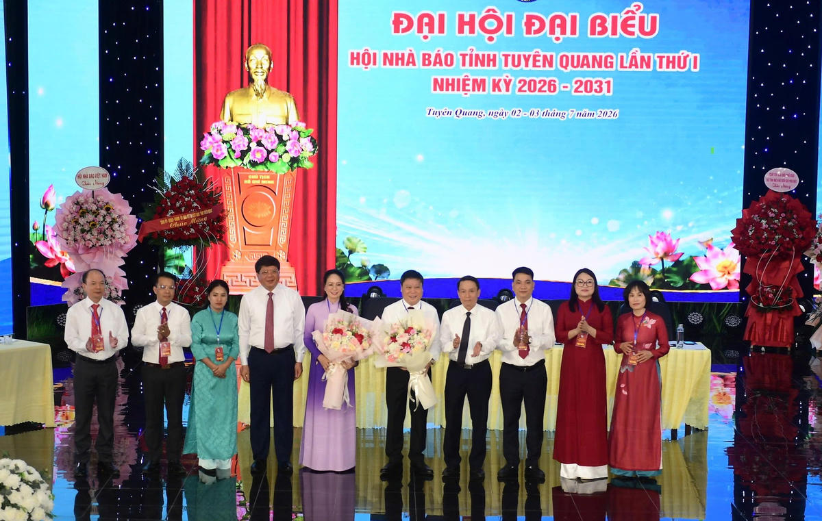 Đại diện lãnh đạo Hội Nhà báo Việt Nam và lãnh đạo Ủy ban MTTQ Việt Nam tỉnh Tuyên Quang chúc mừng Ban Chấp hành Hội Nhà báo tỉnh Tuyên Quang, khóa I, Nhiệm kỳ 2026-2031.