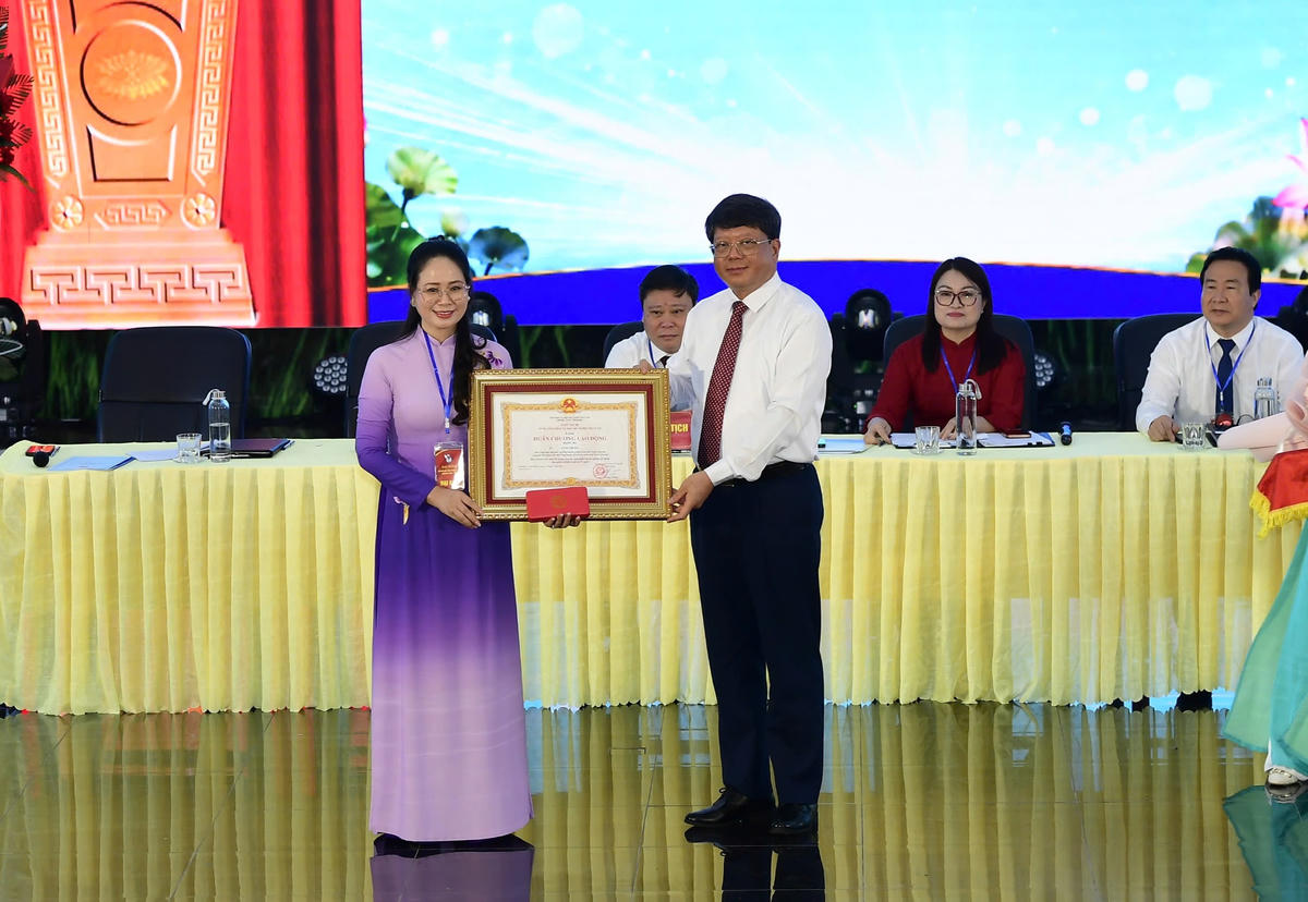 Ông Hà Trung Kiên, Ủy viên Ban Thường vụ Tỉnh ủy, Phó Chủ tịch Thường trực Ủy ban MTTQ Việt Nam tỉnh Tuyên Quang thừa ủy quyền Chủ tịch nước, trao Huân chương Lao động hạng 3 cho bà Tăng Thị Hà, Phó Giám đốc Báo và Phát thanh, truyền hình Tuyên Quang.