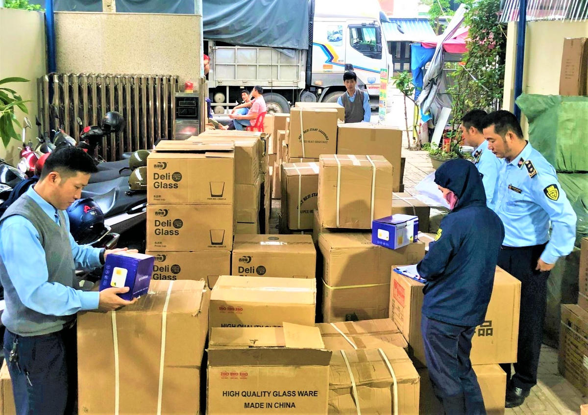 Đội Quản lý thị trường số 7 kiểm tra một xe vận chuyển hàng. Ảnh: NT.