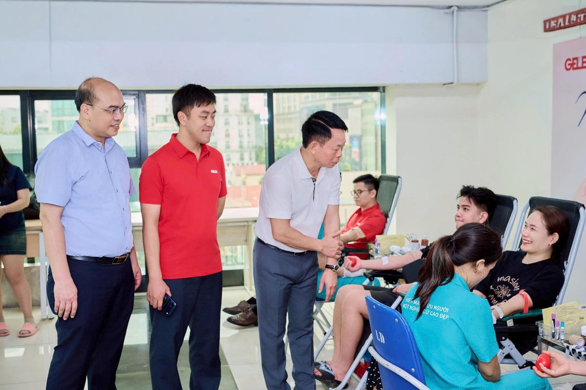 Nhà báo Phùng Công Sưởng - Tổng Biên tập báo Tiền Phong cùng lãnh đạo Tập đoàn GELEX động viên các CBNV tham gia hiến máu