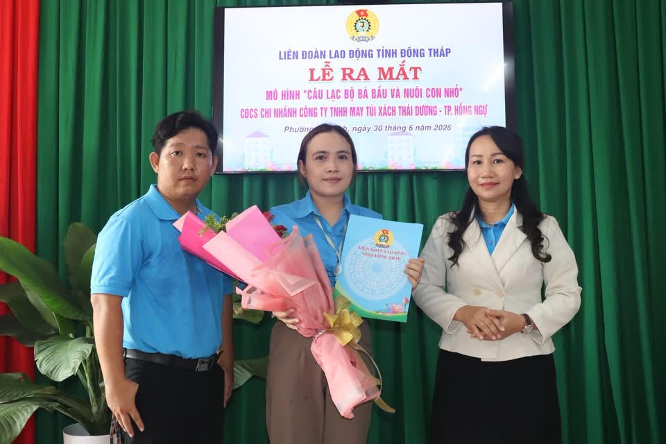 Lễ ra mắt mô hình Câu lạc bộ bà bầu và nuôi con nhỏ tại Công đoàn cơ sở Công ty TNHH May Túi Xách Thái Dương, phường An Bình. (Ảnh: Đ.T.).