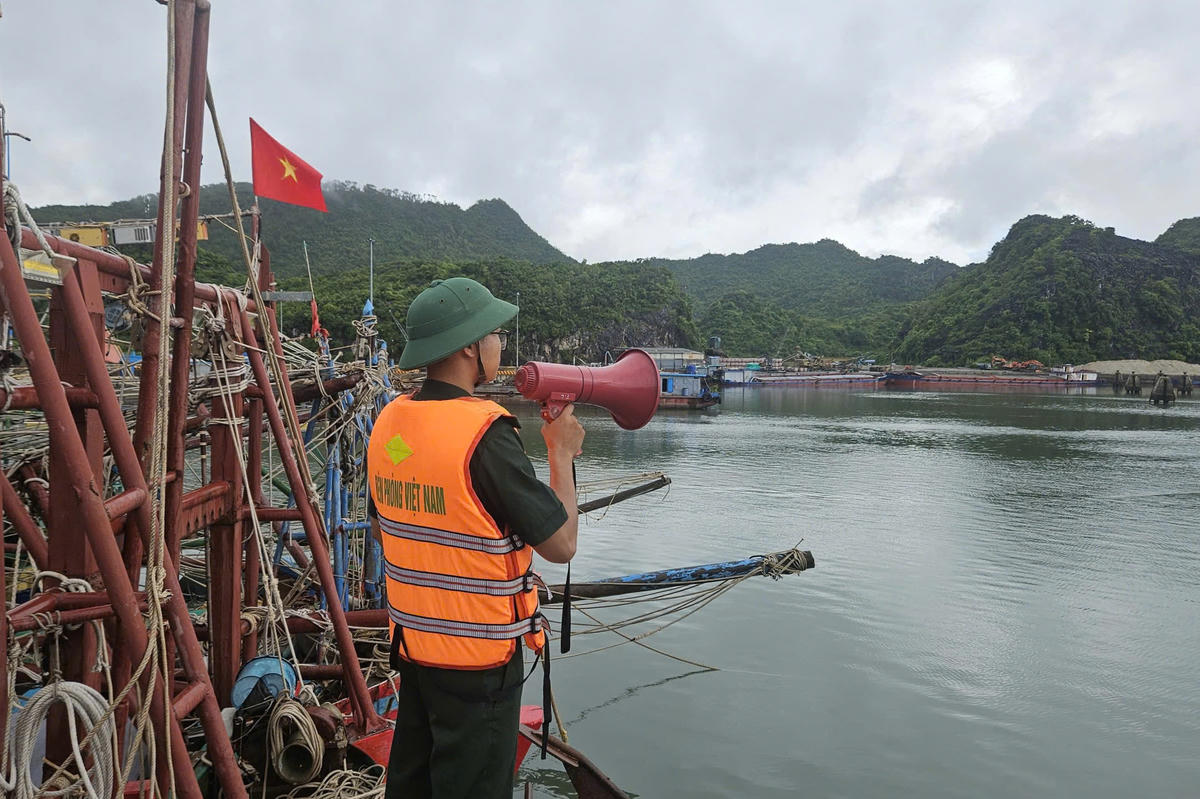 BĐBP thành phố Hải Phòng phát loa tuyên truyền cho phương tiện tránh trú bão. Ảnh: Ngọc Thắng.