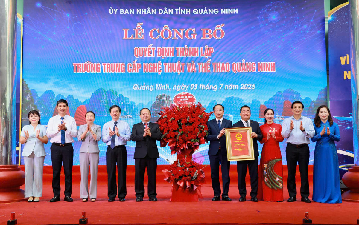 Lãnh đạo tỉnh Quảng Ninh trao quyết định thành lập và tặng hoa chúc mừng Trường Trung cấp Nghệ thuật và Thể thao tỉnh Quảng Ninh. Ảnh: Thanh Tùng