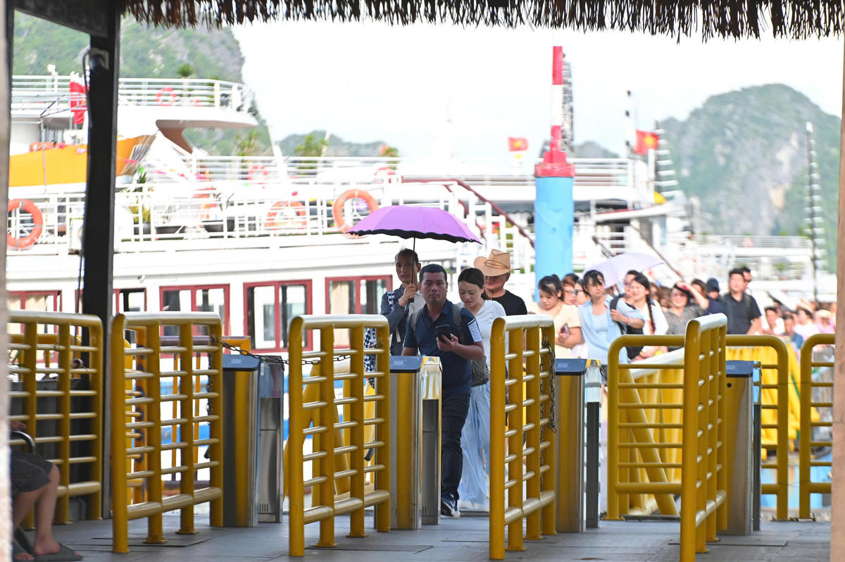 Quảng Ninh: Chủ động ứng phó bão số 1, đưa khách du lịch về bờ an toàn