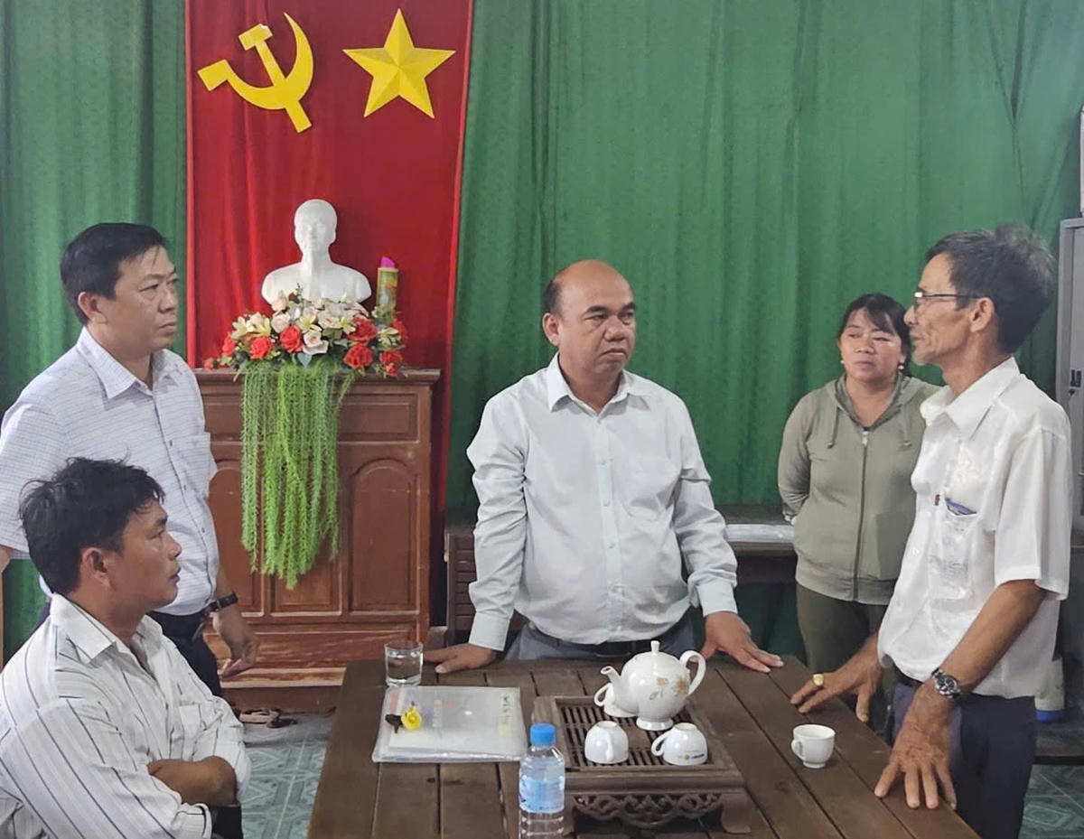 Ông Siu Trung, Phó Chủ tịch Ủy ban MTTQ Việt Nam tỉnh Gia Lai thăm hỏi, động viên ngư dân có tàu bị cháy gây thiệt hại nặng. Ảnh: ĐS.
