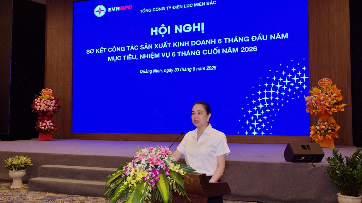 Bà Đỗ Nguyệt Ánh – Chủ tịch Hội đồng thành viên EVNNPC phát biểu chỉ đạo tại Hội nghị sơ kết công tác sản xuất kinh doanh 6 tháng đầu năm 2026, đánh giá toàn diện kết quả thực hiện nhiệm vụ 6 tháng đầu năm và định hướng các giải pháp trọng tâm nhằm hoàn thành toàn diện kế hoạch năm 2026