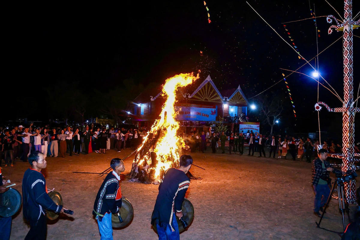 Để tiếng chiêng trở về với buôn làng. Ảnh: Thanh Nga.