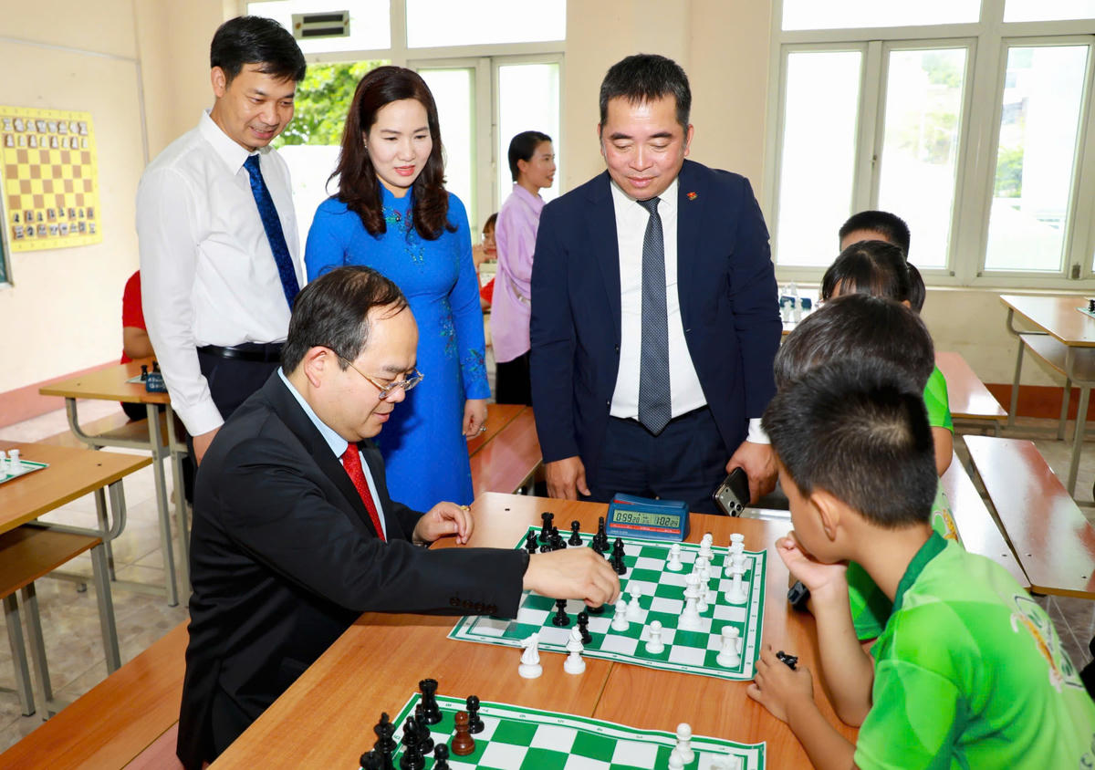 Bí thư Tỉnh ủy Quảng Ninh Quản Minh Cường giao lưu cờ vua và trò chuyện cùng các em học sinh. Ảnh: Thanh Tùng