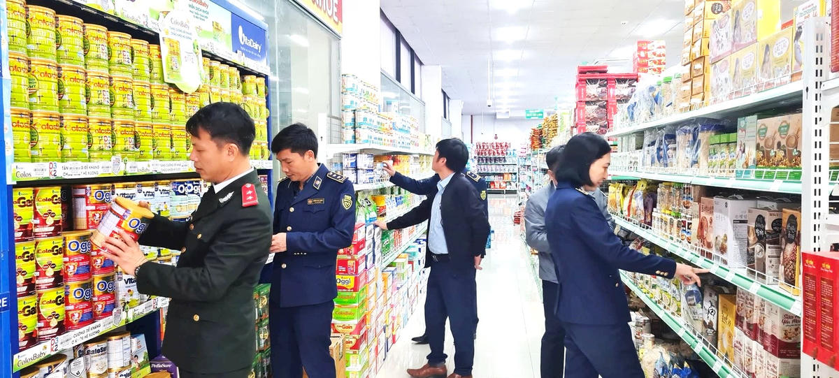 Theo Ban chỉ đạo 389 quốc gia, hàng giả len lỏi vào nhiều lĩnh vực, từ hàng tiêu dùng thiết yếu, thực phẩm chức năng… đến sản phẩm bán trên môi trường mạng. ẢNH: G.B.