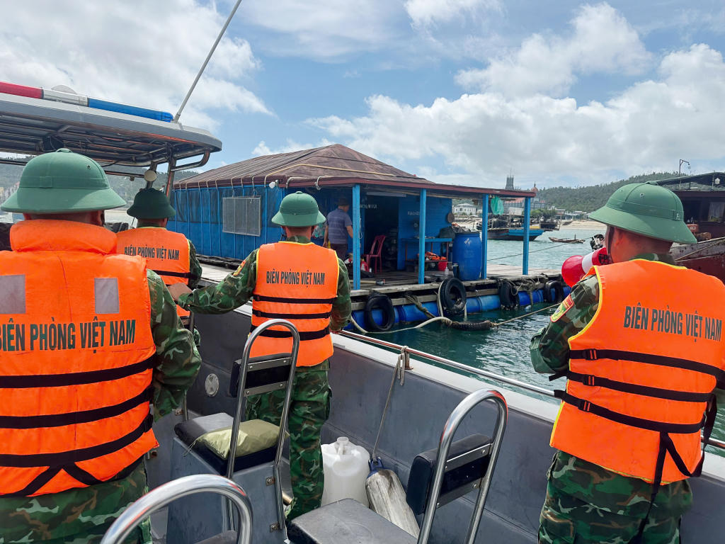 Theo Ban chỉ huy BĐBP Quảng Ninh, đến 15h chiều 3/7 đã có 6.945 phương tiện tàu thuyền với 13.890 thuyền viên và 1.919 ô lồng bè với 3.838 người làm việc trên vùng biển trên địa bàn phụ trách đã nhận được thông tin về diễn biến của bão. Ảnh chụp cán bộ, chiến sĩ BĐBP tỉnh Quảng Ninh kêu gọi các phương tiện di chuyển vào nơi tránh trú an toàn. Ảnh: Nguyễn Chiến.