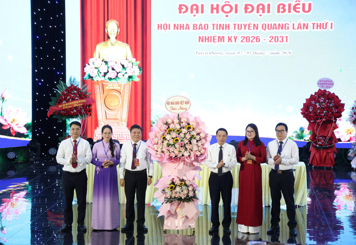 Lãnh đạo Hội Nhà báo Việt Nam tặng hoa chúc mừng Đại hội.