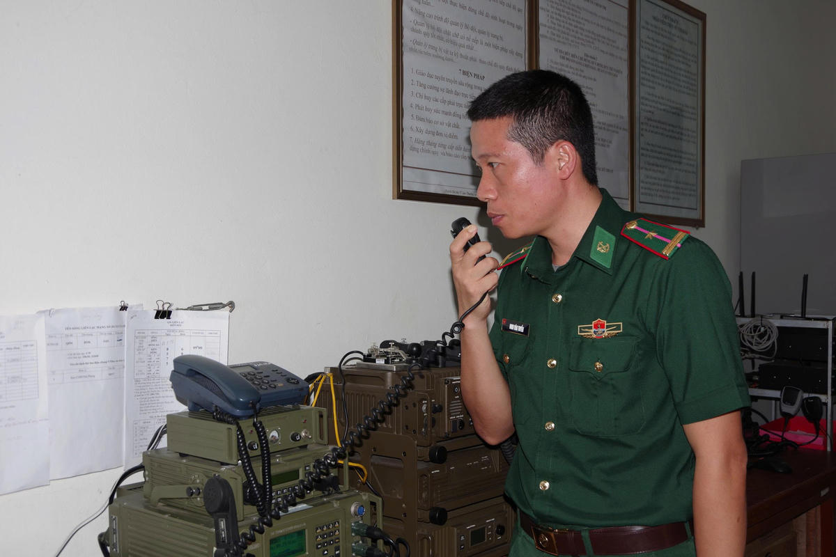 BĐBP thành phố Hải Phòng thông báo cho các phương tiện biết hướng di chuyển của bão thông qua hệ thống đài canh. Ảnh: Ngọc Thắng.