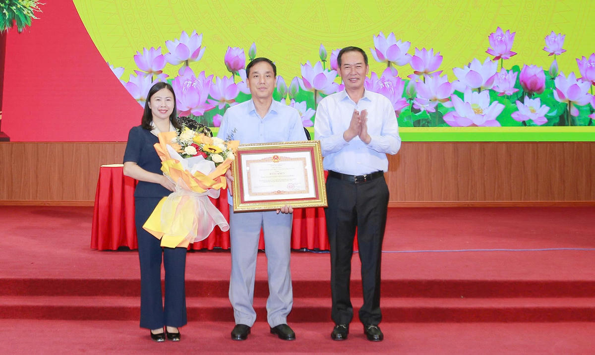 Thừa ủy quyền của Thủ tướng Chính phủ, Phó Bí thư Tỉnh ủy Trịnh Tuấn Sinh đã trao Bằng khen của Thủ tướng Chính phủ cho Ủy ban MTTQ tỉnh Thanh Hóa.