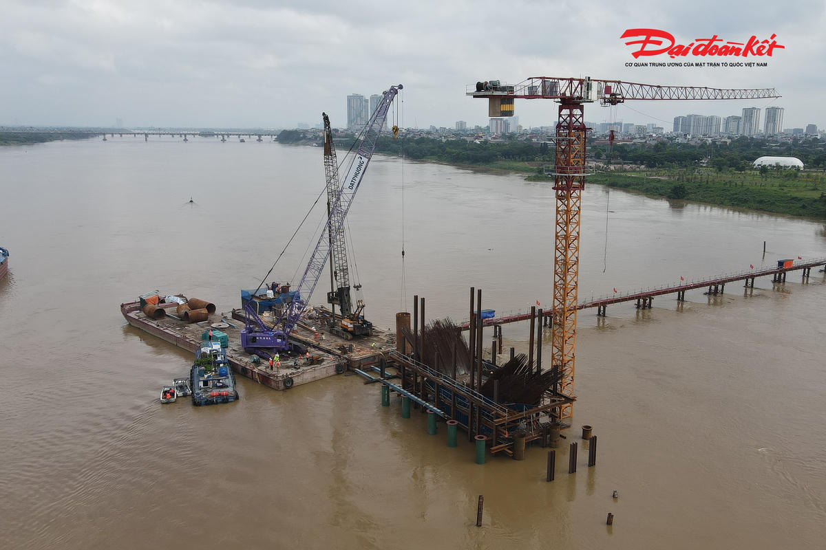 Đơn vị thi công cũng bố trí máy móc, thiết bị hợp lý, lắp đặt đầy đủ hệ thống biển báo, phao báo hiệu, đèn tín hiệu và các thiết bị cảnh báo theo quy định. Ban ngày duy trì hệ thống báo hiệu và lực lượng hướng dẫn, còn ban đêm tăng cường chiếu sáng, duy trì đèn cảnh báo và bố trí người điều tiết để hướng dẫn tàu, thuyền lưu thông an toàn qua khu vực công trường.