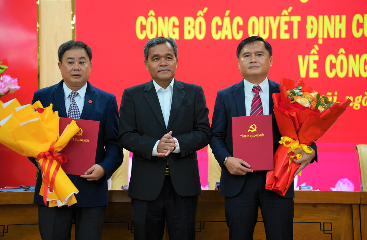 Bí thư Tỉnh ủy Quảng Ngãi Hồ Văn Niên (ở giữa) tặng hoa chúc mừng Phó Chủ nhiệm UBKT Tỉnh ủy Trần Ngọc Tuấn (bên phải) và Trưởng phòng Nghiệp vụ II, Cơ quan UBKT Tỉnh ủy Trương Huy Tâm. Ảnh: TT.