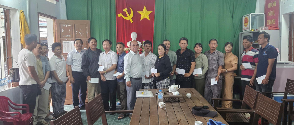 Ông Siu Trung, Phó Chủ tịch Ủy ban MTTQ Việt Nam tỉnh Gia Lai tặng quà cho ngư dân có tàu bị cháy hư hỏng. Ảnh: ĐS.