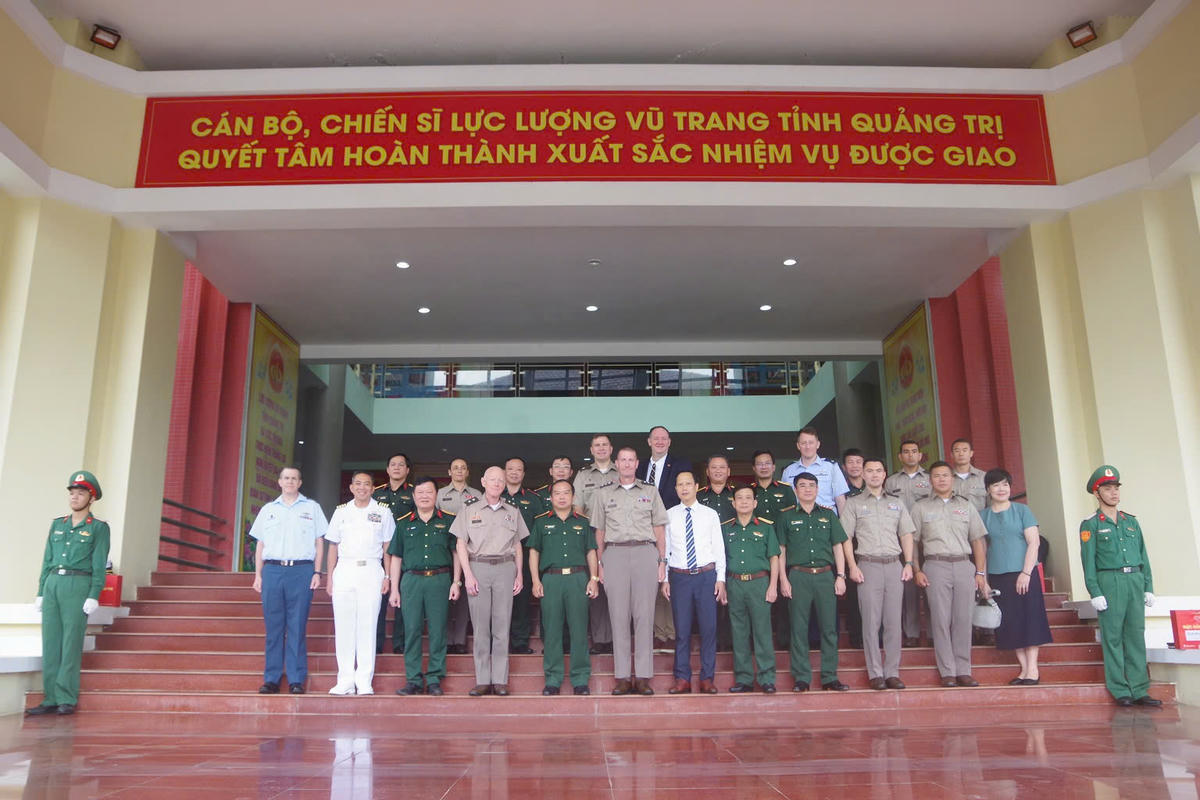 Đoàn Lục quân Hoa Kỳ Thái Bình Dương và Bộ CHQS tỉnh Quảng Trị chụp ảnh lưu niệm. Ảnh: Xuân Diện.