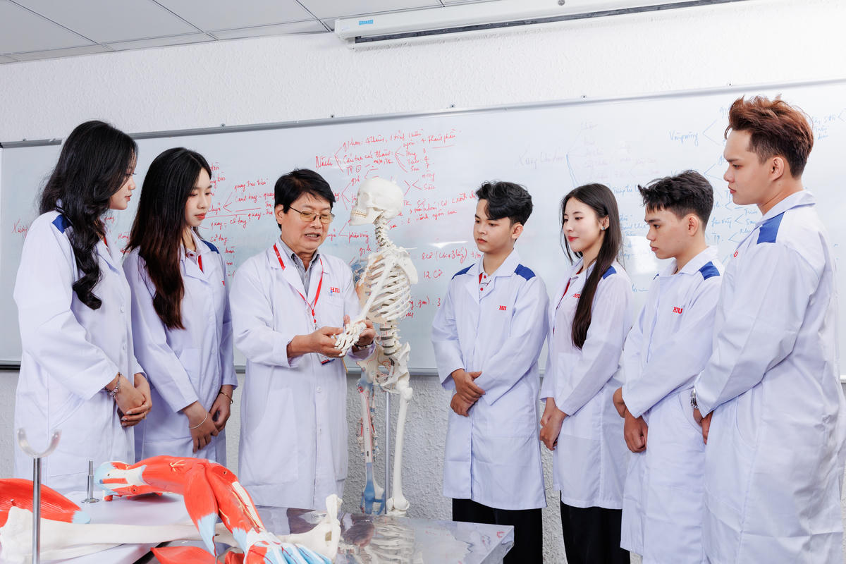 Giảng viên hướng dẫn sinh viên Y khoa HIU thực hành kỹ năng chuyên môn. 