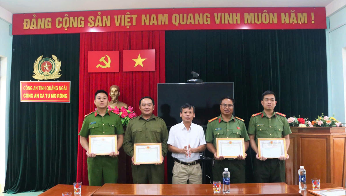 Chính quyền xã Tu Mơ Rông khen thưởng cho các tập thể, cá nhân trong vụ giải cứu người đi lạc. Ảnh: TM.
