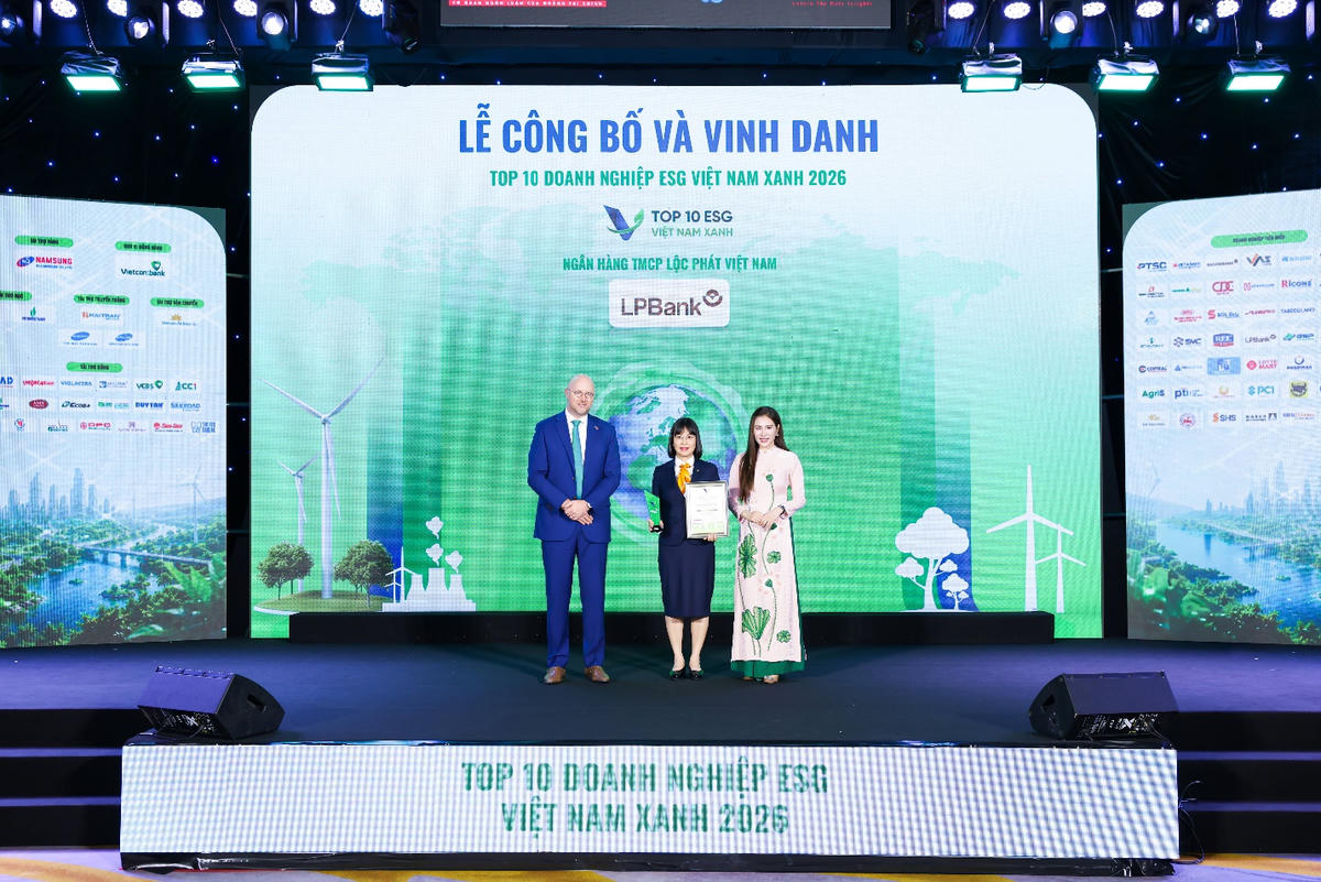 Bà Nguyễn Ánh Vân – Phó Tổng Giám đốc LPBank (ở giữa) đại diện Ngân hàng nhận giải thưởng Top 10 Ngân hàng ESG Việt Nam Xanh 2026 do Viet Research phối hợp cùng Báo Tài chính - Đầu tư tổ chức.