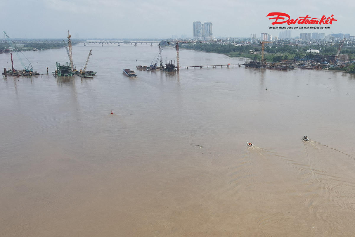 Theo ghi nhận của PV Báo Đại đoàn kết, sáng 3/7, Đội Cảnh sát đường thủy số 2 (Phòng Cảnh sát giao thông, Công an TP Hà Nội) đã kiểm tra công tác bảo đảm an toàn tại khu vực thi công cầu Trần Hưng Đạo trên sông Hồng. 