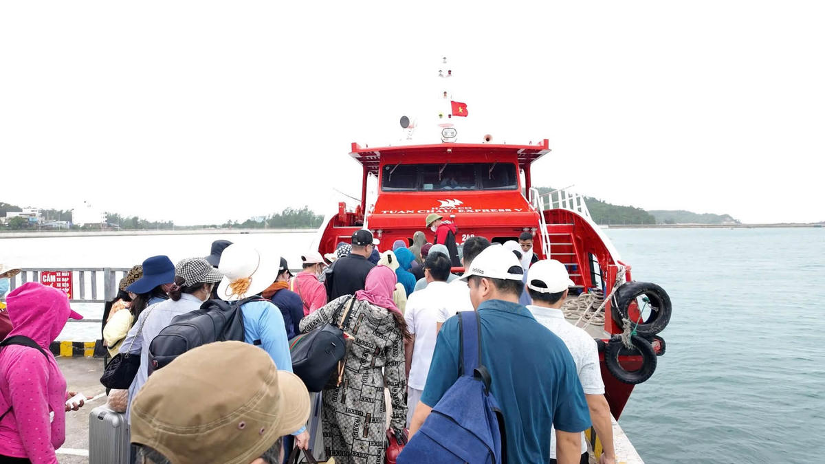 Quảng Ninh: Chủ động ứng phó bão số 1, đưa khách du lịch về bờ an toàn