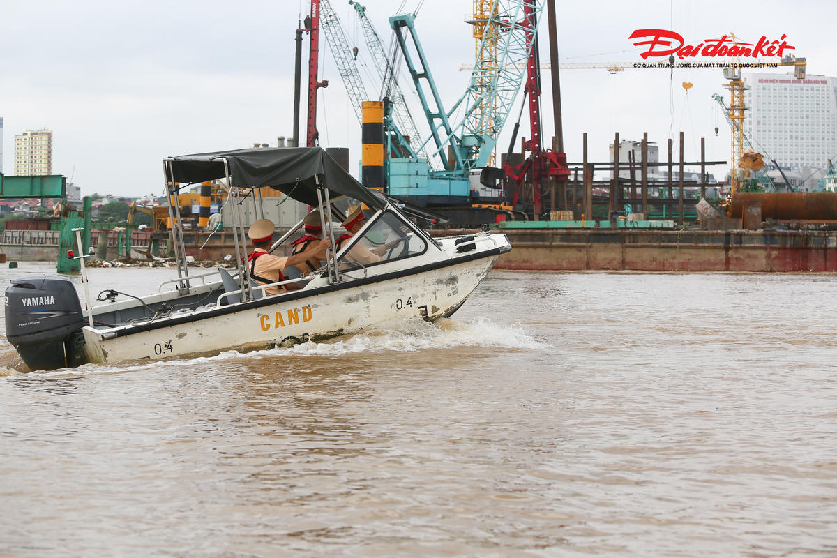 Việc lực lượng Cảnh sát đường thủy thường xuyên kiểm tra, giám sát và phối hợp với các đơn vị thi công được đánh giá là giải pháp quan trọng nhằm hạn chế nguy cơ xảy ra sự cố trên tuyến sông Hồng, đồng thời bảo đảm tiến độ các dự án hạ tầng trọng điểm đang được triển khai trên địa bàn Hà Nội.