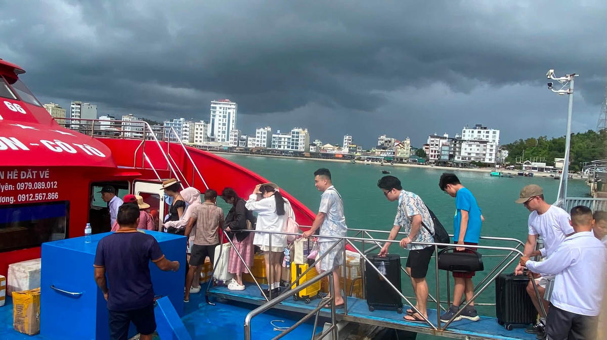 Quảng Ninh: Chủ động ứng phó bão số 1, đưa khách du lịch về bờ an toàn