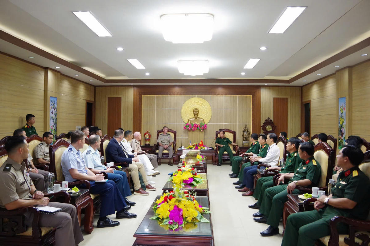 Đoàn Lục quân Hoa Kỳ Thái Bình Dương chào xã giao Bộ CHQS Quảng Trị
