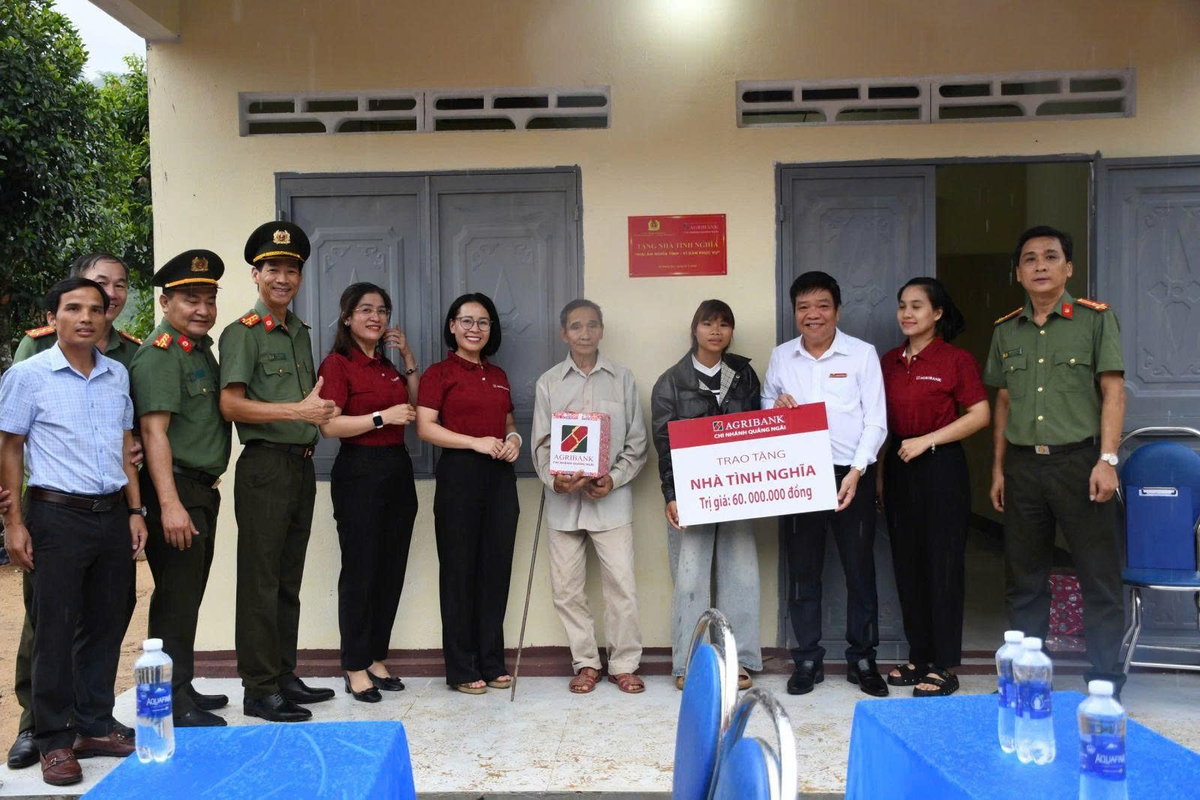 Lực lượng chức năng tỉnh Quảng Ngãi bàn giao Nhà tình nghĩa cho gia đình ông A Dũng. Ảnh: CA Quảng Ngãi.