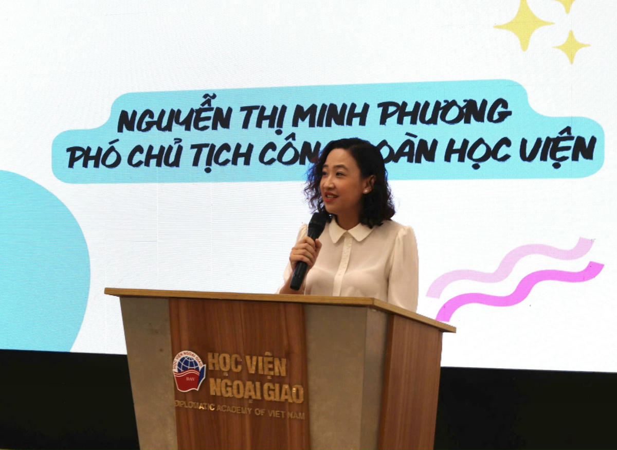 TS Nguyễn Thị Minh Phương - Trưởng khoa Kinh tế quốc tế, Phó Chủ tịch Công đoàn Học viện Ngoại giao phát biểu tại lễ bế mạc.