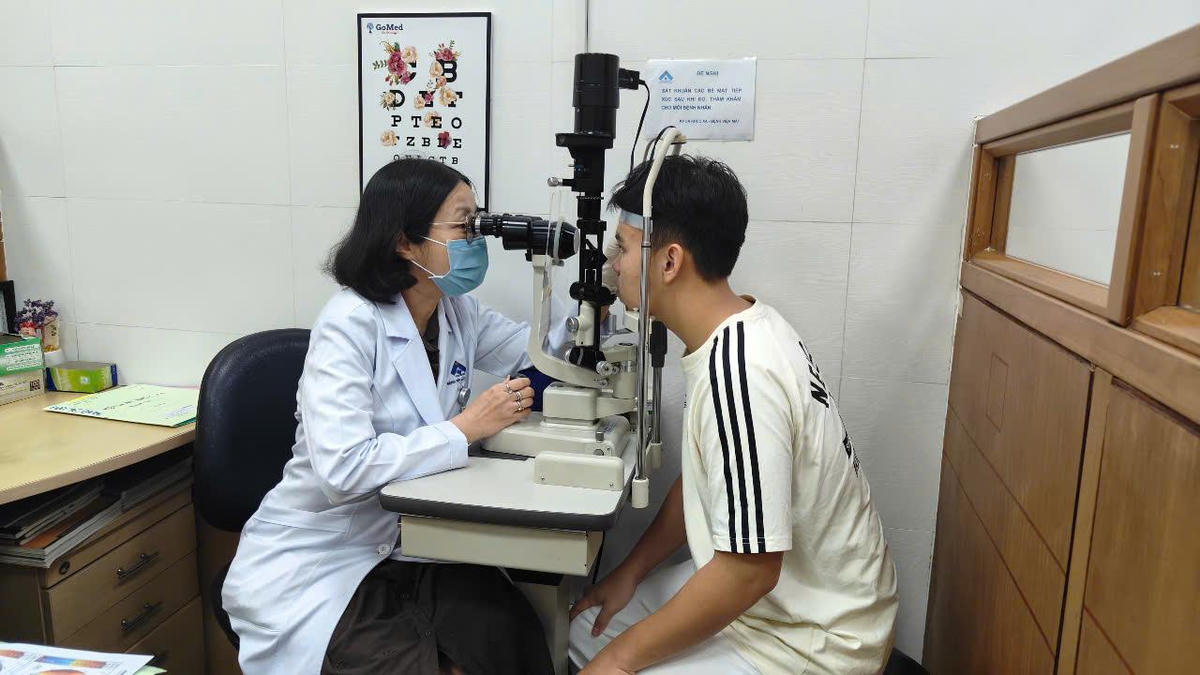 BSCKII Nguyễn Thị Diệu Thơ thăm khám cho người bệnh tại Bệnh viện Mắt TP.HCM.