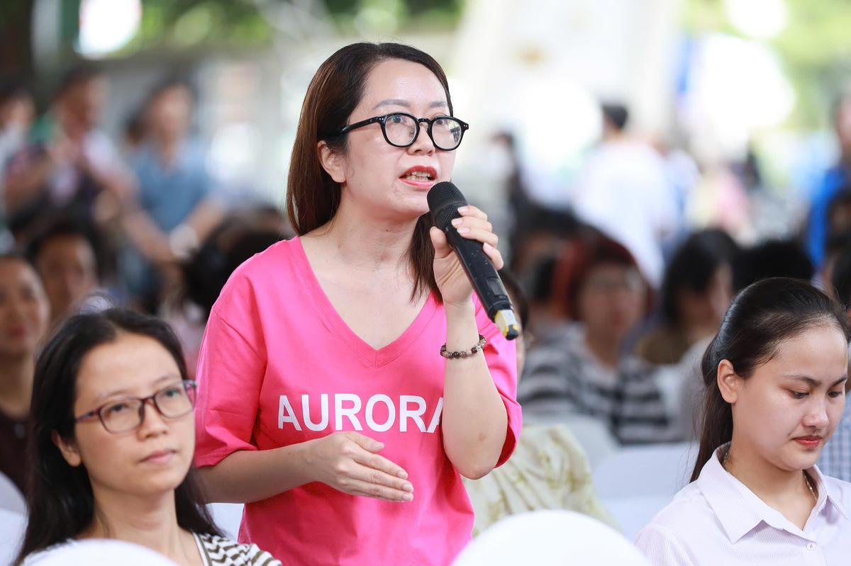 Phụ huynh đặt câu hỏi tại sự kiện.