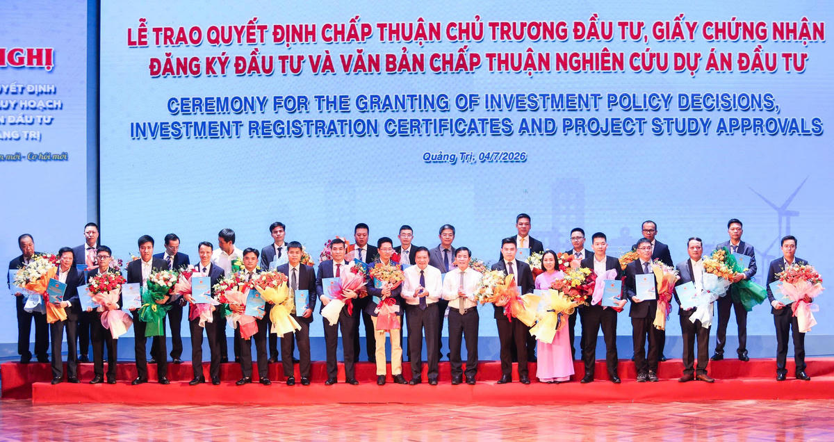 Lễ trao Quyết định chấp thuận chủ trương đầu tư; Giấy chứng nhận đăng ký đầu tư và Văn bản chấp thuận nghiên cứu dự án đầu tư. Ảnh: BTC.