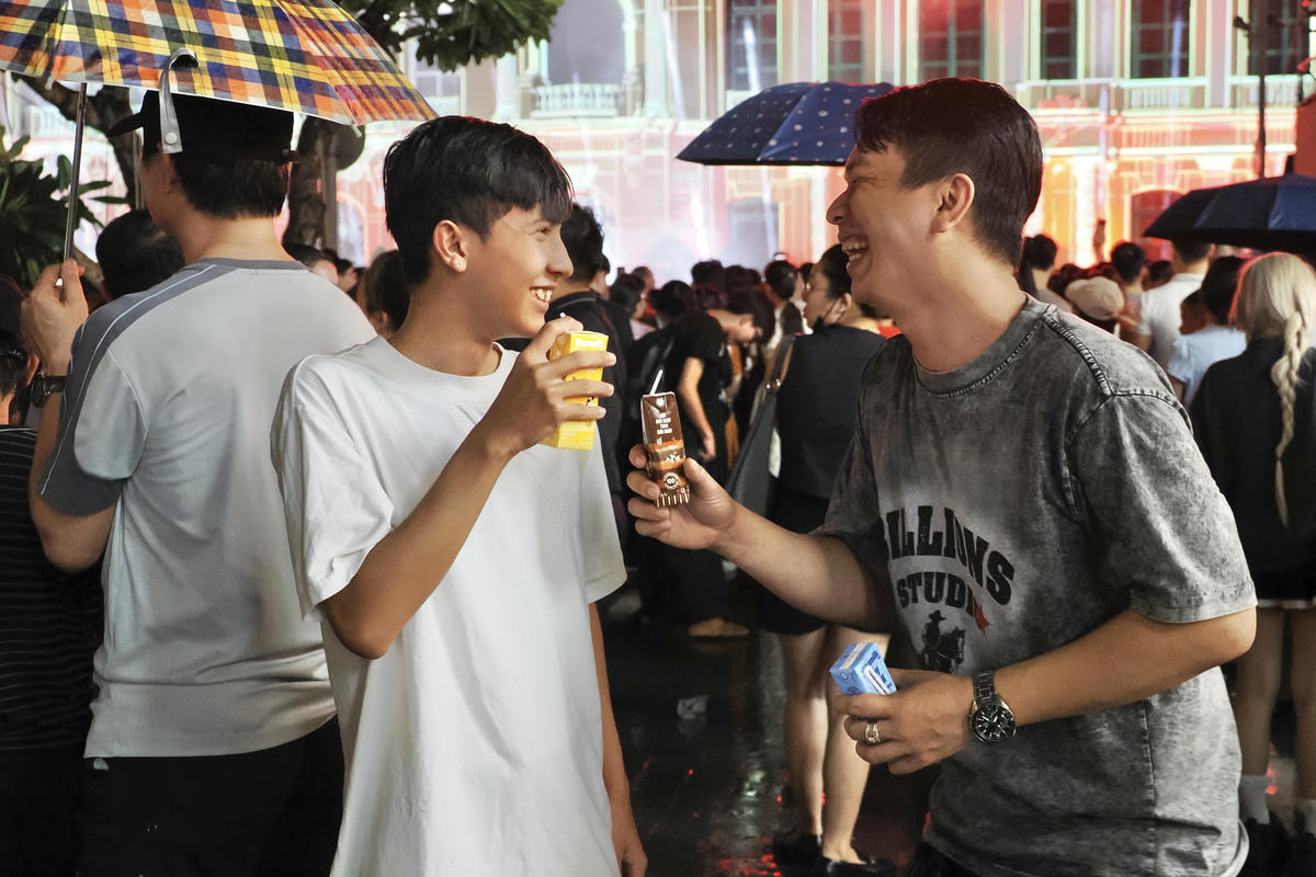 Nhờ đó, sữa tươi Vinamilk 100% là thương hiệu sữa tươi duy nhất tại Việt Nam đạt cú đúp giải thưởng quốc tế danh giá: chứng nhận An toàn & tinh khiết chuẩn Mỹ từ Clean Label Project và giải thưởng Vị ngon thượng hạng quốc tế (Superior Taste Award) (*tính từ năm 2022 đến ngày 23/03/2026, theo kết quả nghiên cứu thứ cấp trên các website của tổ chức International Taste Institute và Clean Label Project).