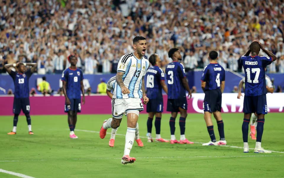 Cristian Romero của Argentina ăn mừng bàn thắng thứ ba. Nguồn: Reuters.