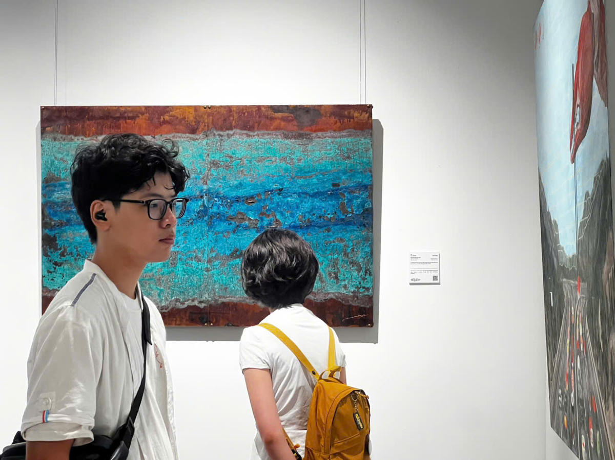 Công chúng thưởng thức những tác phẩm hội họa tại triển lãm.