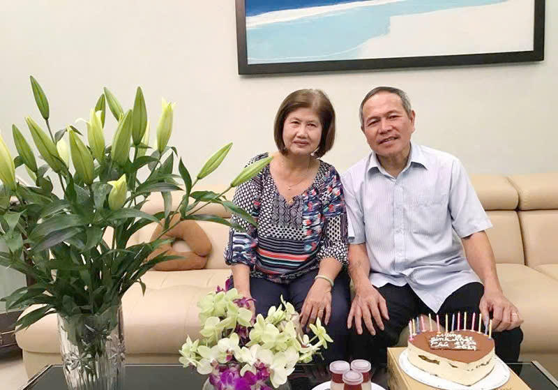 Ông Đỗ Tâm Thư và bà Lê Thị Cúc (phường Thảo Điền, TP. Hồ Chí Minh) vui mừng khi nhận lương hưu tăng theo mức mới qua tài khoản ngân hàng ngay trong ngày 01/7/2026. Ảnh: Ngọc Yến