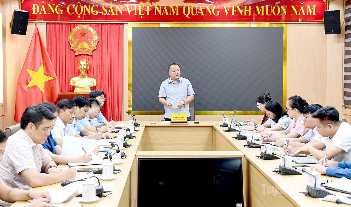 Chủ tịch UBND tỉnh Tuyên Quang Phan Huy Ngọc chủ trì làm việc với Ban Chỉ đạo cấp tỉnh Kỳ thi tốt nghiệp THPT năm 2026 tối 3/7. Ảnh: Báo Tuyên Quang.