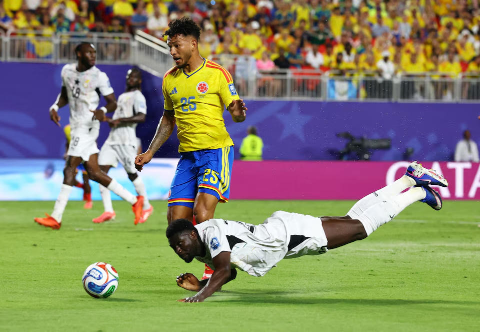 Luis Suarez của Colombia trong một pha tranh chấp bóng với Derrick Luckassen của Ghana. Nguồn: Reuters.